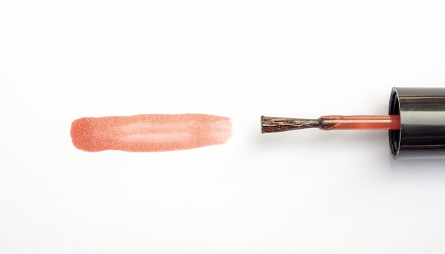 Vernis à ongles marron sur fond blanc. Photo Premium