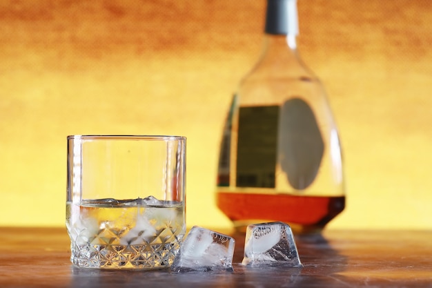 Un Verre D Alcool Fort Avec De La Glace Sur Un Comptoir De Bar Whisky Avec Soda Dans Un Verre Boisson Alcoolisee Publicitaire Photo Premium