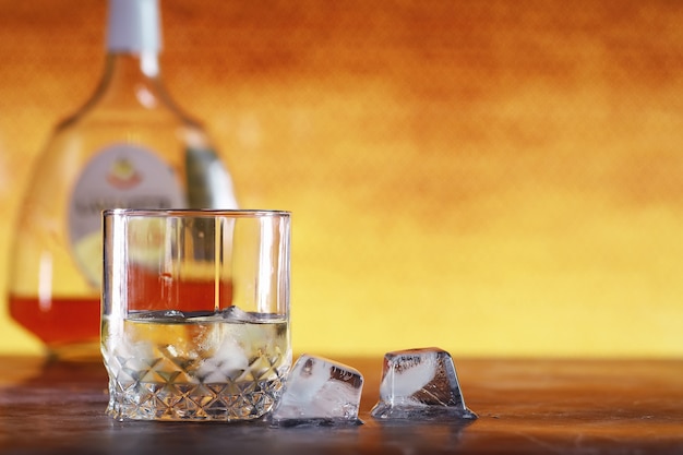 Un Verre D Alcool Fort Avec De La Glace Sur Un Comptoir De Bar Whisky Avec Soda Dans Un Verre Boisson Alcoolisee Publicitaire Photo Premium