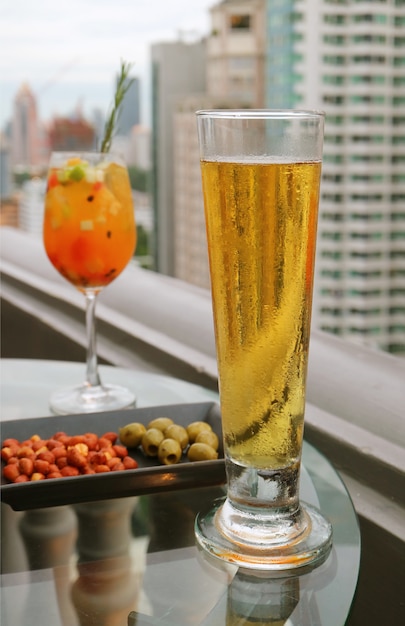 Verre De Biere Pression Et De Fruits Frais Cocktail De Sangria Sur Une Table En Verre Sur La Terrasse Du Bar Photo Premium