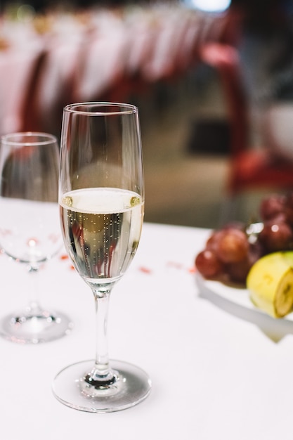 Verre de champagne lors d'une fête de mariage Photo gratuit