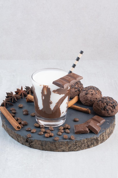 Verre De Lait Avec Paille Chocolat Et Biscuits Sur Piece En Bois Photo Gratuite