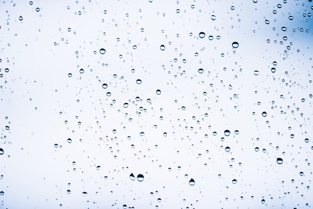 Verre sale avec des gouttes de pluie Photo Premium