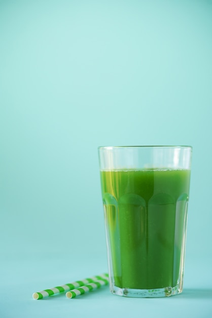 Verre de smoothie au céleri vert sur fond bleu Photo Premium