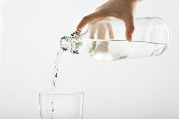 Verser De Leau De La Bouteille Dans Le Verre Télécharger