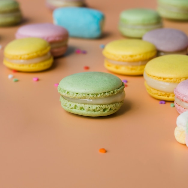Vert; jaune; rose; et macarons bleus sur fond coloré Photo gratuit