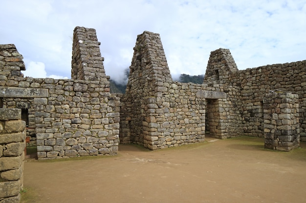 Vestiges de l'ancienne structure de machu picchu, province d'urubamba, pérou Photo Premium