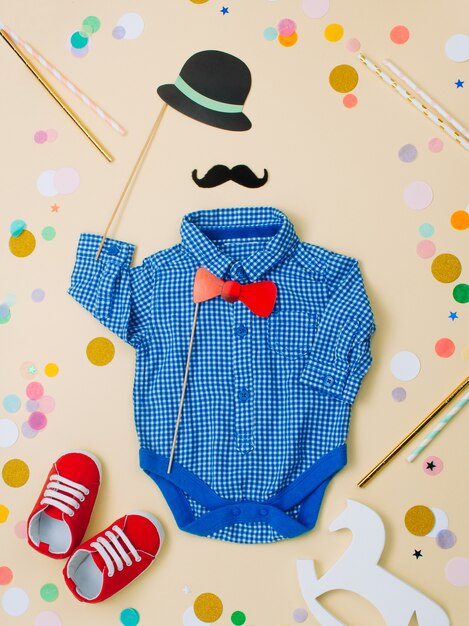 Vetements Et Chaussures Pour Bebe Avec Chapeau En Papier Moustache Et Nœud Papillon Photo Premium