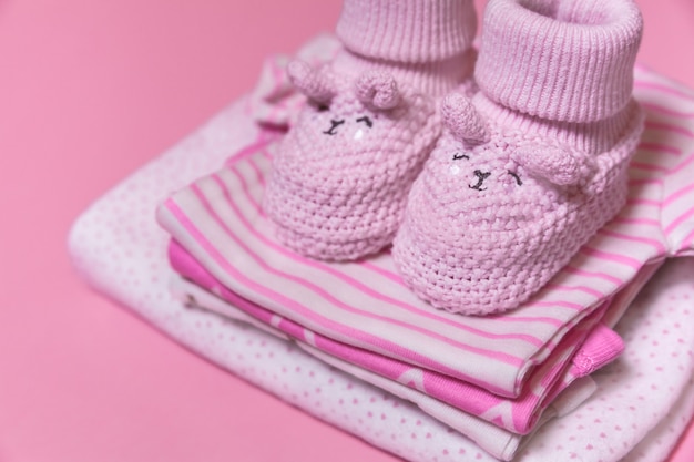 Vetements Pour Bebe Et Chaussures Au Crochet Pour Fille Nouveau Nee Sur Fond Rose Photo Premium