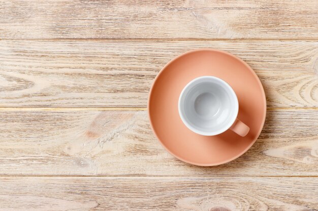 Vide tasse colorée sur une assiette pour café ou thé, vue de dessus Photo Premium