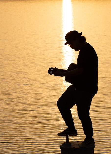 Vieil homme jouant de la guitare acoustique - en plein air Photo Premium