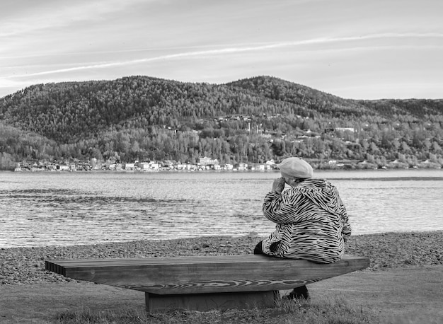 La Vieille Grand Mere Est Triste Et Pleure Au Bord D Une Belle Riviere Photo Dramatique En Noir Et Blanc Photo Premium