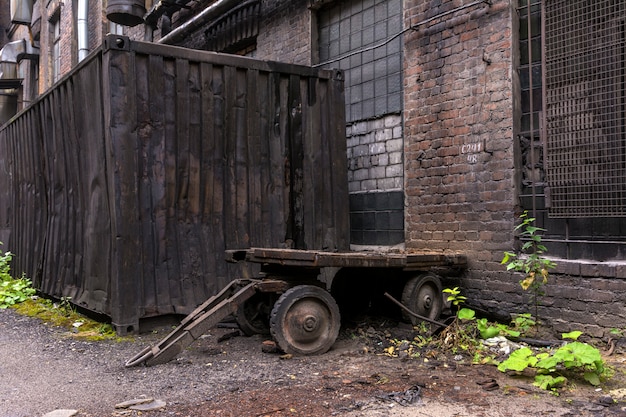 Vieux camion en métal à utiliser à l'usine. cour à l'intérieur de l'usine. Photo Premium