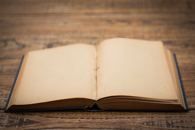 Vieux Livre Ouvert Sur Une Table En Bois Photo Gratuite