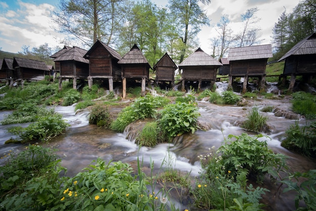 Vieux moulins à eau en bois sur la rivière Photo Premium