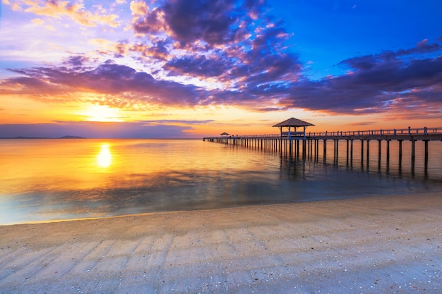 Vieux Ponton En Bois Contre Le Magnifique Ciel Coucher De Soleil Photo Premium