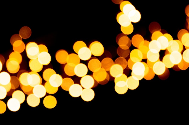 Ville abstraite nuit abstrait bokeh or. floue beaucoup de lumière jaune rond sur fond sombre Photo Premium