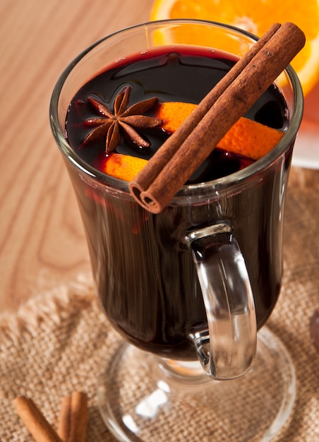 Vin Chaud à La Cannelle Et à L'orange | Photo Gratuite