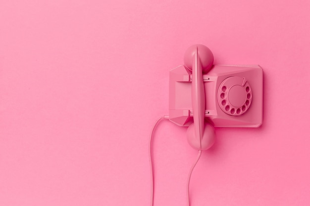 Vintage téléphone sur fond de couleur Photo Premium