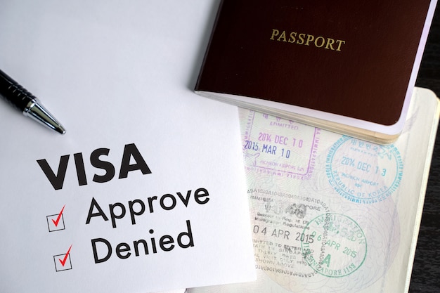 Visa et passeport pour approuvé estampillé sur un document vue de dessus dans visa visa approuver Photo Premium