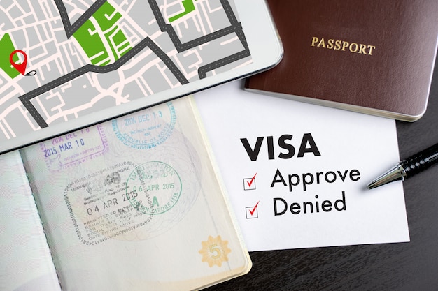 Visa et passeport pour approuvé estampillé sur un document vue de dessus dans visa visa approuver Photo Premium