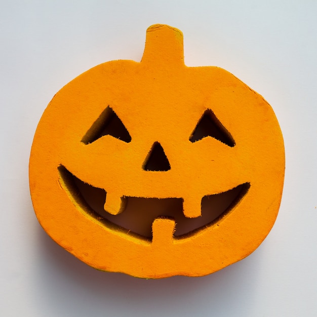 Visage citrouille halloween se bouchent sur le fond blanc | Télécharger des Photos Premium
