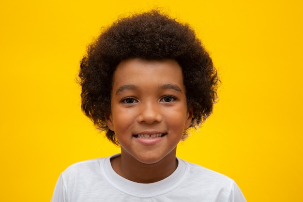 Visage De Garcon Afro Americain Avec Des Cheveux Noirs Sur Jaune Enfant Noir Souriant Avec Un Cheveu Noir Garcon Noir Avec Des Cheveux Noirs Descendance Africaine Photo Premium