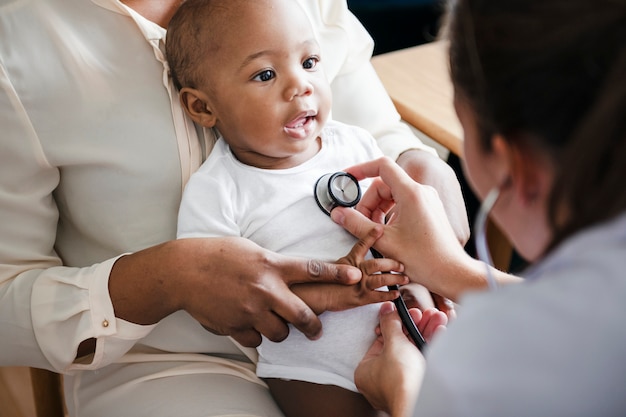 Visite De Bebe Chez Le Medecin Photo Premium