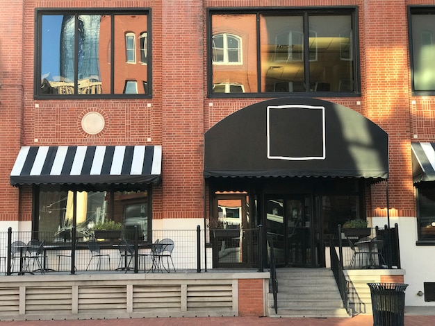 Vitrine du restaurant du centre-ville Photo gratuit
