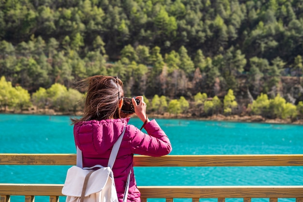 Voyageur de la jeune femme à la recherche de belle nature à la vallée de la lune bleue en chine, concept de mode de vie voyage Photo Premium