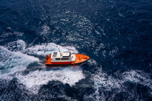 Vue aérienne de bateau de pilotes naviguant dans l'océan bleu Photo Premium