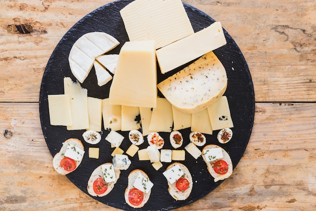 Vue aérienne, de, blocs fromage, sur, ardoise noire, sur, table Photo gratuit