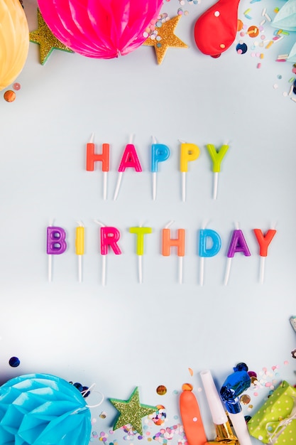 Joyeux Anniversaire Colore Avec Des Objets De Decoration Sur Fond Blanc Photo Premium