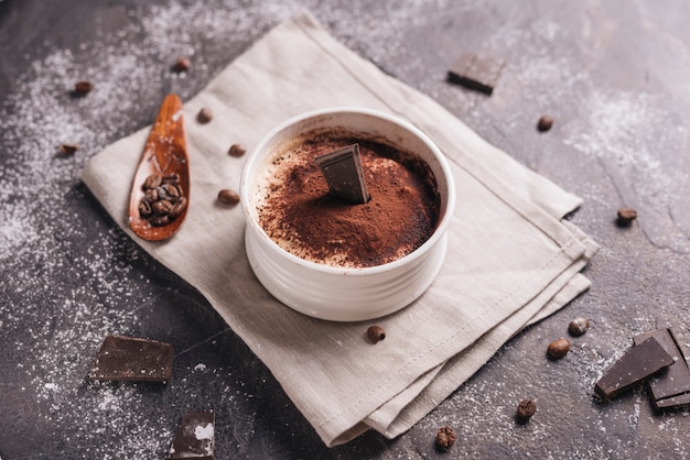 Vue aérienne, de, chocolat, orignal, dessert, dans, bol blanc céramique Photo gratuit