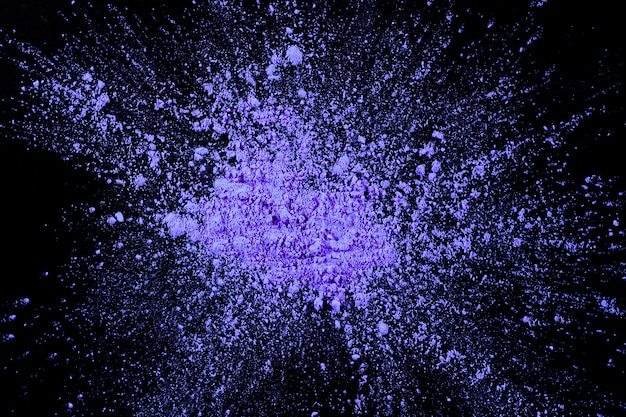 Vue aérienne de couleur violette explosant sur une surface sombre Photo gratuit