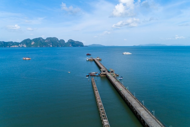 Vue aérienne de drone vue angle de jetée avec pêcheur de bateaux longue queue Photo Premium