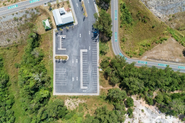 Vue aérienne de drone vue du parking en plein air des véhicules dans le parc Photo Premium
