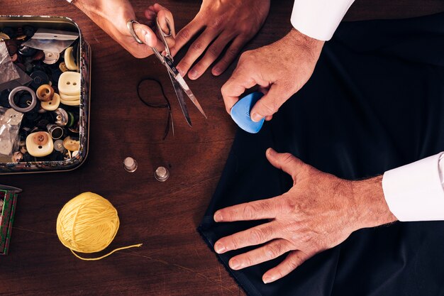 Vue aérienne du créateur de mode et de son assistante travaillant dans l'atelier Photo gratuit