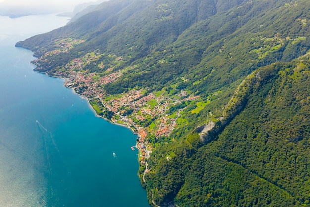 Vue Aerienne Du Lac De Come Concept De Carte Postale De Voyage Littoral De Lago Di Como Avec De Nombreux Villages Photo Premium