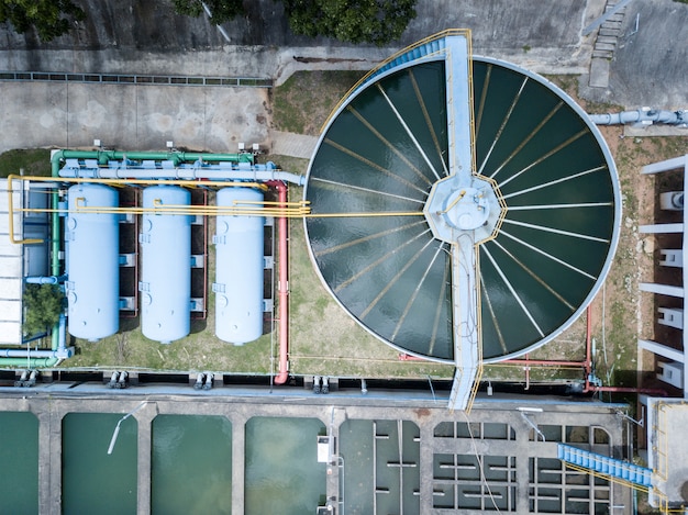 Vue Aérienne Du Système De Filtration De L'eau Dans L'usine De Production D'eau Photo Premium