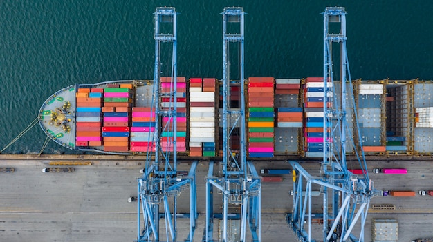 Vue aérienne du terminal cargo, grue de déchargement du terminal cargo, vue industrielle du port industriel avec conteneurs et porte-conteneurs. Photo Premium