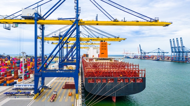 Vue Aérienne Du Terminal Cargo, Grue De Déchargement Du Terminal Cargo ...