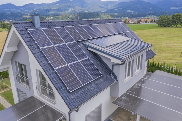 Vue Aerienne D Une Maison Privee Avec Des Panneaux Solaires Sur Le Toit Photo Gratuite