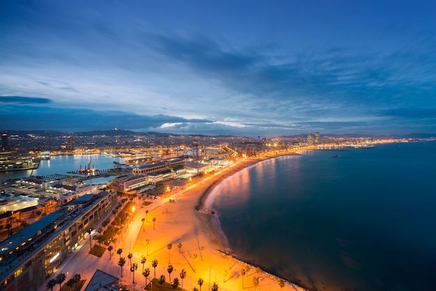 Vue Aérienne De La Plage De Barcelone Dans La Nuit Dété Le