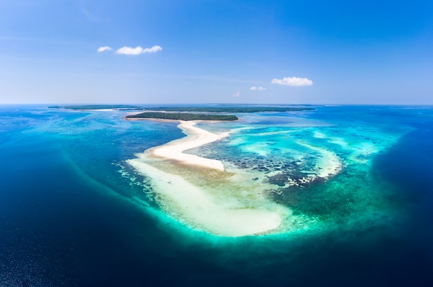 Vue aérienne plage tropicale île récif mer des caraïbes. barre de sable blanc snake island, indonésie Photo Premium