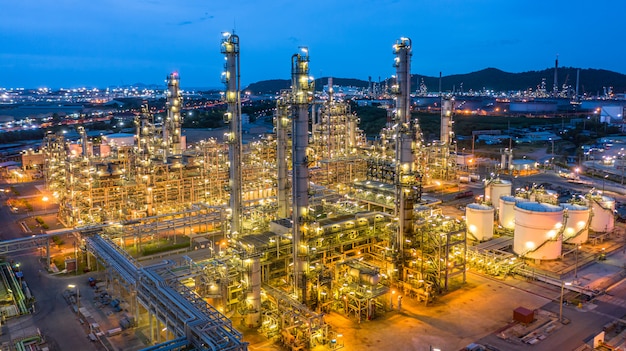 Vue Aérienne Usine Pétrochimique Et Fond D'usine De Raffinerie De Pétrole Dans La Nuit, Usine D'usine De Raffinage De Pétrole Pétrochimique Dans La Nuit. Photo Premium
