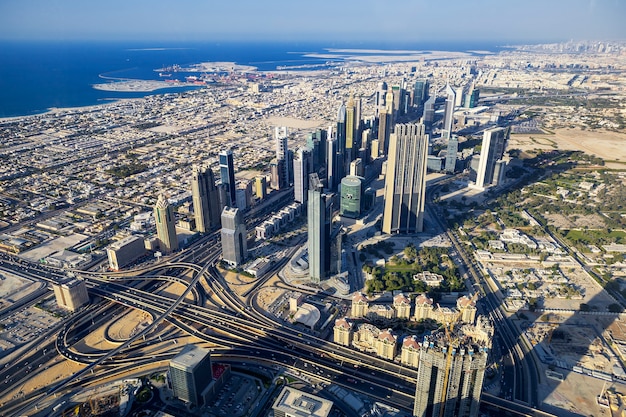 Vue Aérienne De La Ville De Dubaï Du Haut D'une Tour. | Photo Gratuite