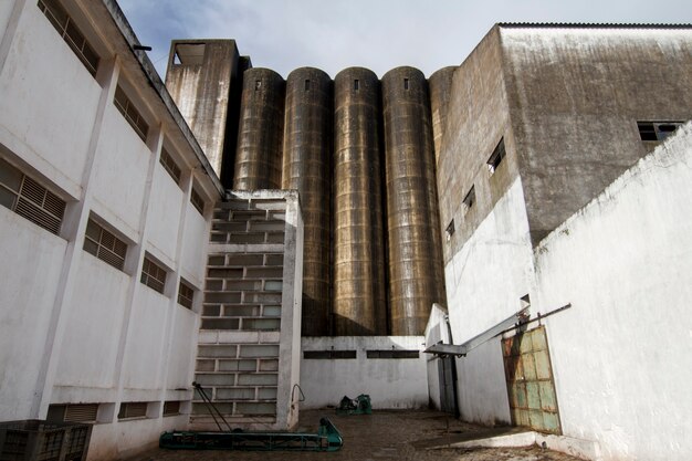 Vue d'une ancienne structure de silo de moulin à farine abandonnée. Photo Premium