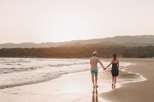 Vue Arrière Dun Couple De Hipster Romantique Marchant Sur