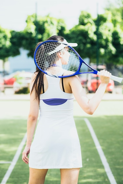 Vue Arrière Dune Femme En Tenue De Sport Avec Une Raquette